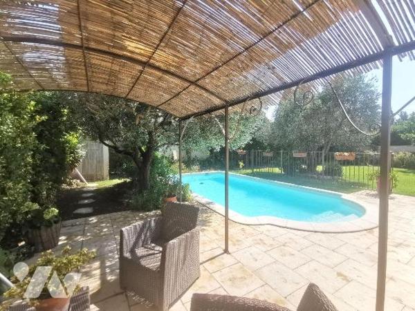 MOURIES à deux pas de la colline, 
Jolie maison de 145m² sur un terrain de 1000m² clos et pays...