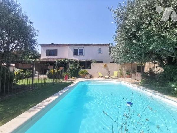 MOURIES à deux pas de la colline, 
Jolie maison de 145m² sur un terrain de 1000m² clos et pays...