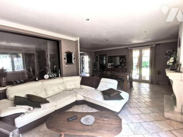 MOURIES à deux pas de la colline, 
Jolie maison de 145m² sur un terrain de 1000m² clos et pays...