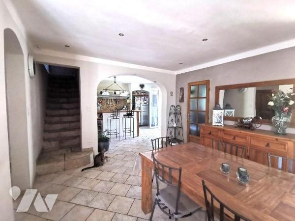 MOURIES à deux pas de la colline, 
Jolie maison de 145m² sur un terrain de 1000m² clos et pays...