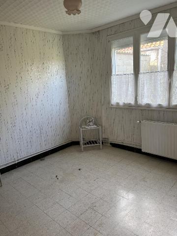 A vendre à AUCHY LES HESDIN, maison avec entrée, salle-salon, trois chambres, garage, jardin