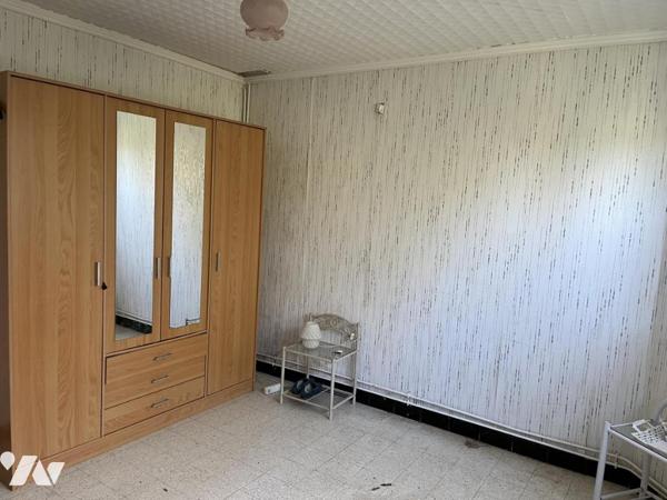 A vendre à AUCHY LES HESDIN, maison avec entrée, salle-salon, trois chambres, garage, jardin