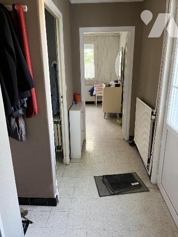 A vendre à AUCHY LES HESDIN, maison avec entrée, salle-salon, trois chambres, garage, jardin