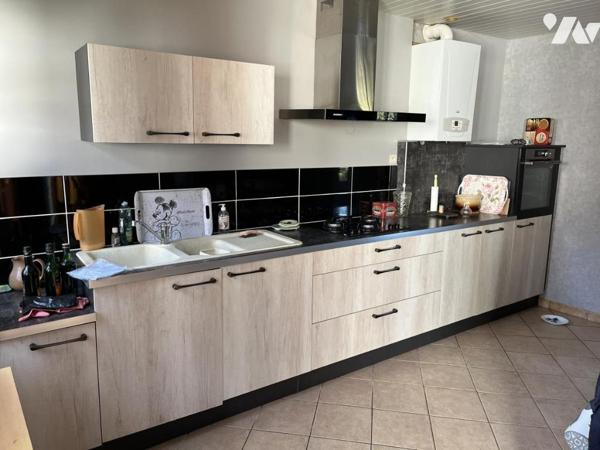 A vendre à AUCHY LES HESDIN, maison avec entrée, salle-salon, trois chambres, garage, jardin