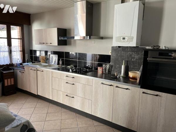 A vendre à AUCHY LES HESDIN, maison avec entrée, salle-salon, trois chambres, garage, jardin