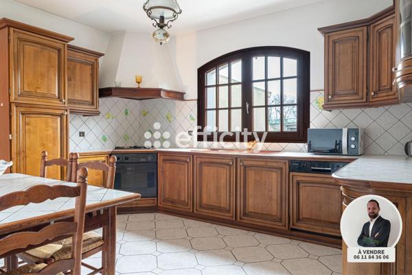 Maison
         6 pièces
        - 265 m² 515 000 €*