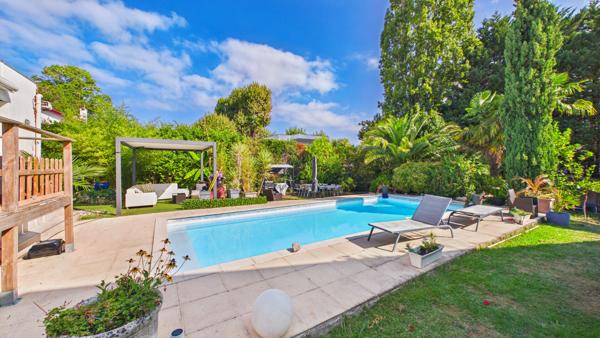 ANGLET CENTRE - Maison de caractère avec piscine et potentiel exceptionnel Anglet