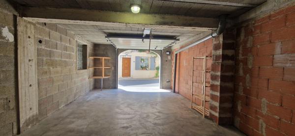 BEL APPARTEMENT AVEC GRAND GARAGE