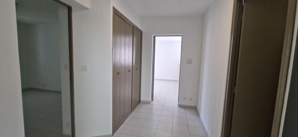 BEL APPARTEMENT AVEC GRAND GARAGE