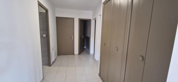 BEL APPARTEMENT AVEC GRAND GARAGE