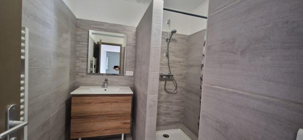 BEL APPARTEMENT AVEC GRAND GARAGE