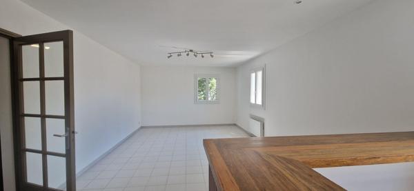 BEL APPARTEMENT AVEC GRAND GARAGE