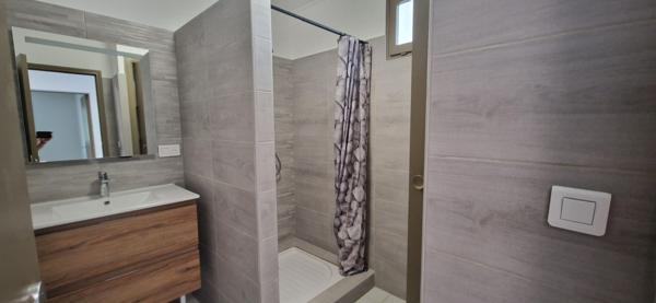 BEL APPARTEMENT AVEC GRAND GARAGE