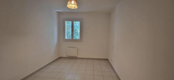 BEL APPARTEMENT AVEC GRAND GARAGE