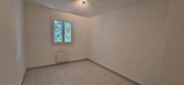 BEL APPARTEMENT AVEC GRAND GARAGE