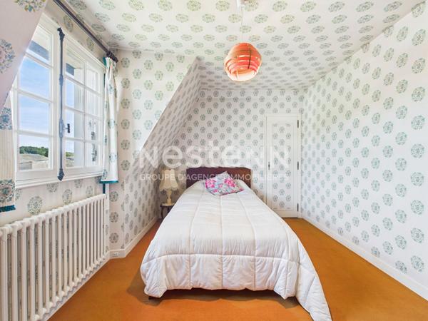 A Naucelles, à Vendre Maison de type 7 d'une surface de 142 m² avec jardin arboré et garage.