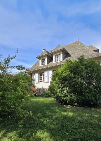 A Naucelles, à Vendre Maison de type 7 d'une surface de 142 m² avec jardin arboré et garage.