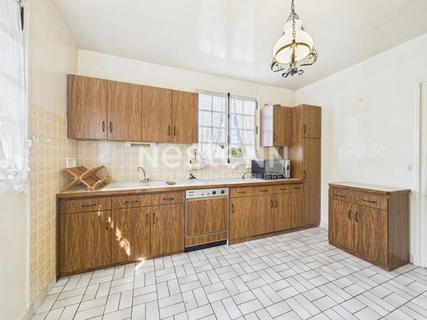 A Naucelles, à Vendre Maison de type 7 d'une surface de 142 m² avec jardin arboré et garage.