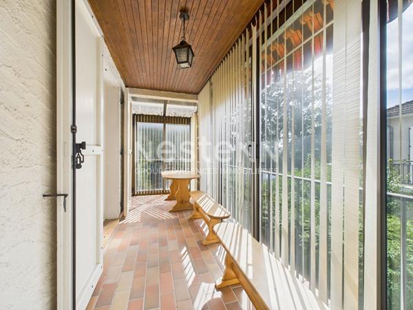 A Naucelles, à Vendre Maison de type 7 d'une surface de 142 m² avec jardin arboré et garage.