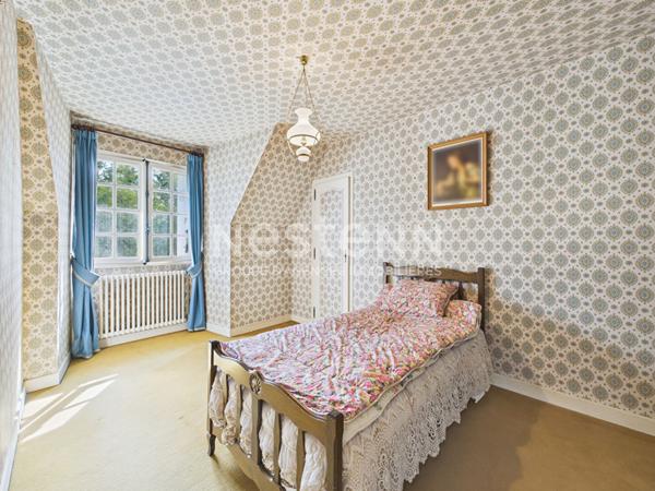 A Naucelles, à Vendre Maison de type 7 d'une surface de 142 m² avec jardin arboré et garage.