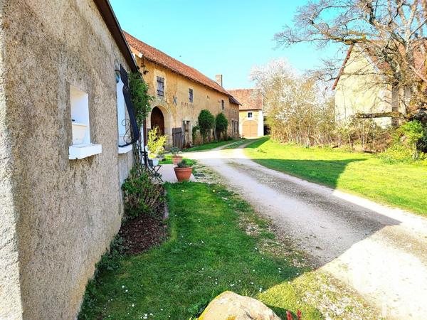 Maison rustique 4 pièces de 89 m² à Dampierre-sous-Bouhy (58310)