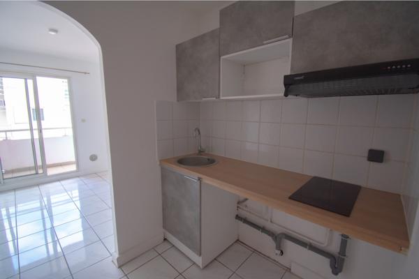Studio nu avec balcon à louer de 23.45 m² secteur Sainte-Clotilde