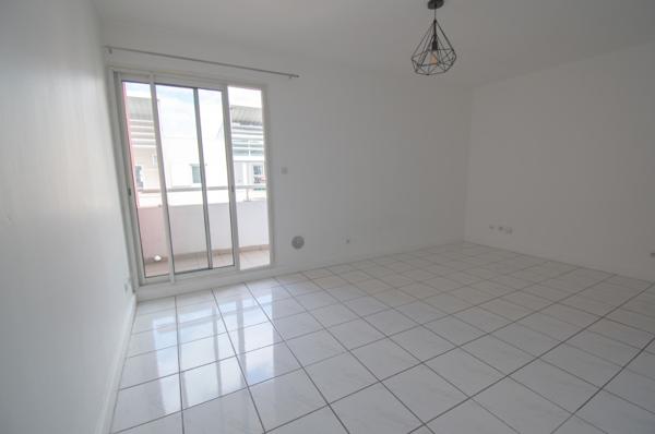 Studio nu avec balcon à louer de 23.45 m² secteur Sainte-Clotilde
