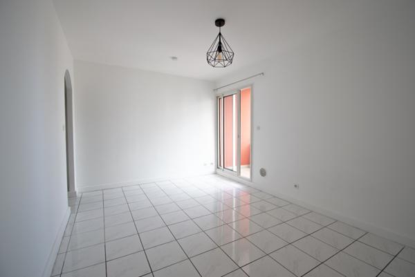 Studio nu avec balcon à louer de 23.45 m² secteur Sainte-Clotilde