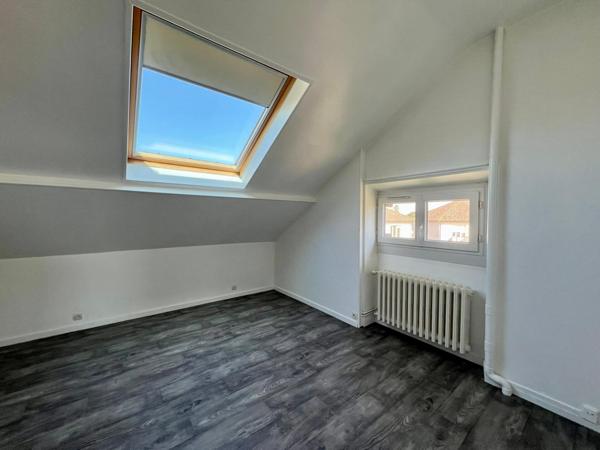 Appartement T3 mansardé 50,45 m² avec cave et parking à Sens