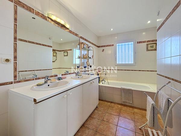 Cadre exceptionnel pour cette spacieuse Villa avec une vue magnifique et unique