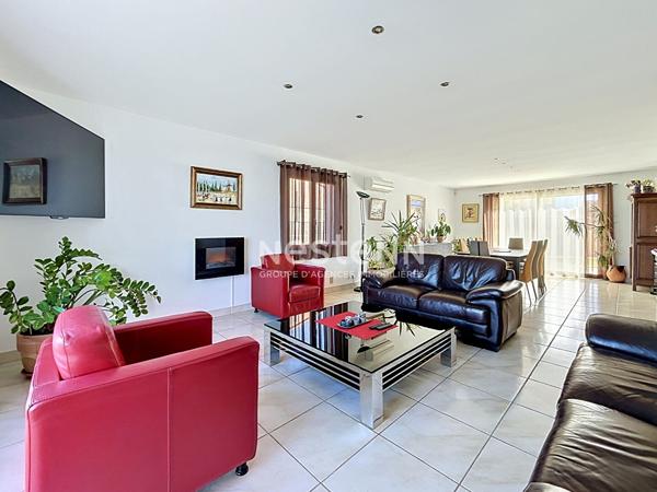 Cadre exceptionnel pour cette spacieuse Villa avec une vue magnifique et unique
