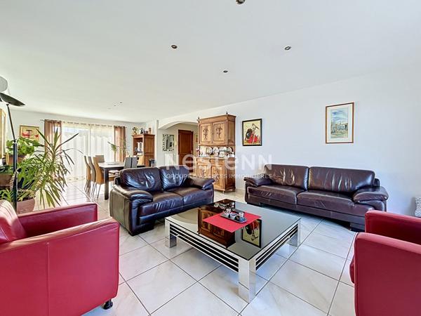 Cadre exceptionnel pour cette spacieuse Villa avec une vue magnifique et unique