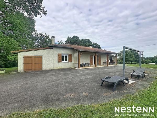 A vendre Maison Mirande 141 m2 avec terrain arboré et cloturé et garage et piscine