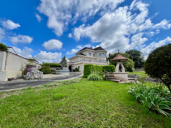Cette grande maison individuelle de 6 pièces et d'environ 200m2 habitables offre un cadre de vie rare à Villeneuve-sur-Lot, avec un vaste terrain d'environ 1400 m2 et une piscine couverte. Elle se situe à proximité du centre-ville tout en profitant d'un , Villeneuve sur lot