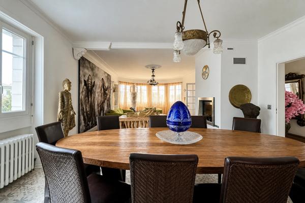 Cette grande maison individuelle de 6 pièces et d'environ 200m2 habitables offre un cadre de vie rare à Villeneuve-sur-Lot, avec un vaste terrain d'environ 1400 m2 et une piscine couverte. Elle se situe à proximité du centre-ville tout en profitant d'un , Villeneuve sur lot