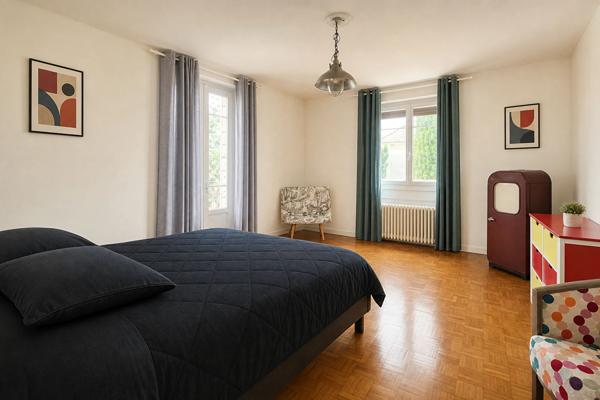 Cette grande maison individuelle de 6 pièces et d'environ 200m2 habitables offre un cadre de vie rare à Villeneuve-sur-Lot, avec un vaste terrain d'environ 1400 m2 et une piscine couverte. Elle se situe à proximité du centre-ville tout en profitant d'un , Villeneuve sur lot