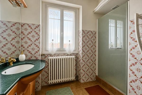 Cette grande maison individuelle de 6 pièces et d'environ 200m2 habitables offre un cadre de vie rare à Villeneuve-sur-Lot, avec un vaste terrain d'environ 1400 m2 et une piscine couverte. Elle se situe à proximité du centre-ville tout en profitant d'un , Villeneuve sur lot