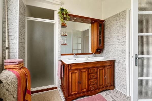 Cette grande maison individuelle de 6 pièces et d'environ 200m2 habitables offre un cadre de vie rare à Villeneuve-sur-Lot, avec un vaste terrain d'environ 1400 m2 et une piscine couverte. Elle se situe à proximité du centre-ville tout en profitant d'un , Villeneuve sur lot