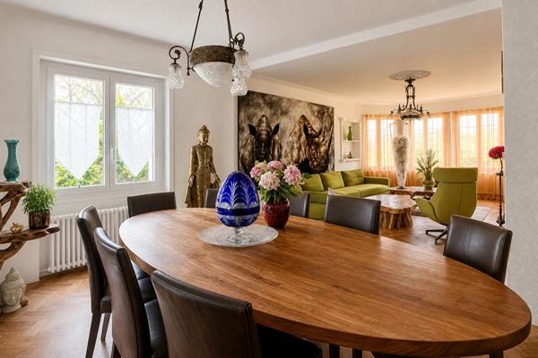 Cette grande maison individuelle de 6 pièces et d'environ 200m2 habitables offre un cadre de vie rare à Villeneuve-sur-Lot, avec un vaste terrain d'environ 1400 m2 et une piscine couverte. Elle se situe à proximité du centre-ville tout en profitant d'un , Villeneuve sur lot