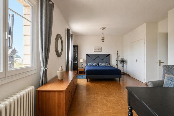 Cette grande maison individuelle de 6 pièces et d'environ 200m2 habitables offre un cadre de vie rare à Villeneuve-sur-Lot, avec un vaste terrain d'environ 1400 m2 et une piscine couverte. Elle se situe à proximité du centre-ville tout en profitant d'un , Villeneuve sur lot