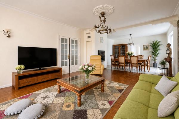 Cette grande maison individuelle de 6 pièces et d'environ 200m2 habitables offre un cadre de vie rare à Villeneuve-sur-Lot, avec un vaste terrain d'environ 1400 m2 et une piscine couverte. Elle se situe à proximité du centre-ville tout en profitant d'un , Villeneuve sur lot