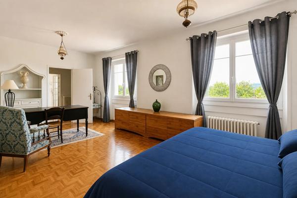 Cette grande maison individuelle de 6 pièces et d'environ 200m2 habitables offre un cadre de vie rare à Villeneuve-sur-Lot, avec un vaste terrain d'environ 1400 m2 et une piscine couverte. Elle se situe à proximité du centre-ville tout en profitant d'un , Villeneuve sur lot
