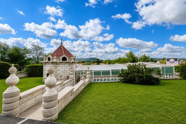 Cette grande maison individuelle de 6 pièces et d'environ 200m2 habitables offre un cadre de vie rare à Villeneuve-sur-Lot, avec un vaste terrain d'environ 1400 m2 et une piscine couverte. Elle se situe à proximité du centre-ville tout en profitant d'un , Villeneuve sur lot