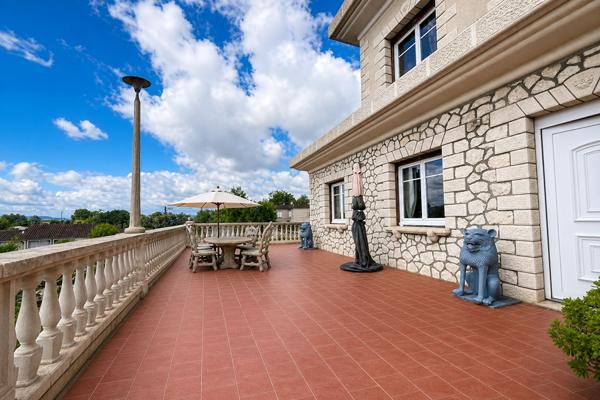 Cette grande maison individuelle de 6 pièces et d'environ 200m2 habitables offre un cadre de vie rare à Villeneuve-sur-Lot, avec un vaste terrain d'environ 1400 m2 et une piscine couverte. Elle se situe à proximité du centre-ville tout en profitant d'un , Villeneuve sur lot