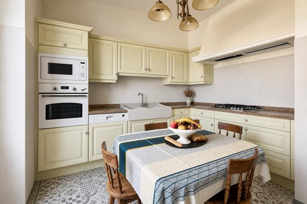 Cette grande maison individuelle de 6 pièces et d'environ 200m2 habitables offre un cadre de vie rare à Villeneuve-sur-Lot, avec un vaste terrain d'environ 1400 m2 et une piscine couverte. Elle se situe à proximité du centre-ville tout en profitant d'un , Villeneuve sur lot