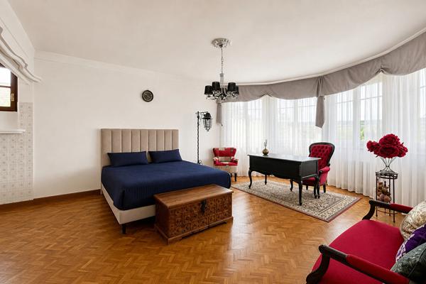 Cette grande maison individuelle de 6 pièces et d'environ 200m2 habitables offre un cadre de vie rare à Villeneuve-sur-Lot, avec un vaste terrain d'environ 1400 m2 et une piscine couverte. Elle se situe à proximité du centre-ville tout en profitant d'un , Villeneuve sur lot
