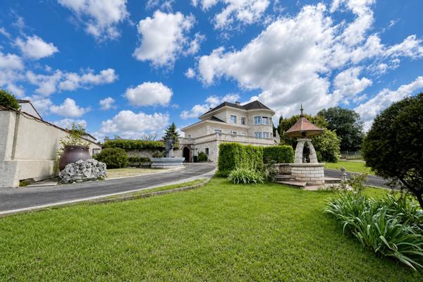 Cette grande maison individuelle de 6 pièces et d'environ 200m2 habitables offre un cadre de vie rare à Villeneuve-sur-Lot, avec un vaste terrain d'environ 1400 m2 et une piscine couverte. Elle se situe à proximité du centre-ville tout en profitant d'un , Villeneuve sur lot