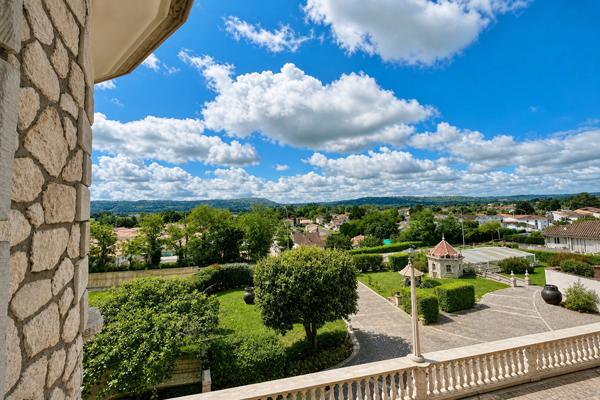 Cette grande maison individuelle de 6 pièces et d'environ 200m2 habitables offre un cadre de vie rare à Villeneuve-sur-Lot, avec un vaste terrain d'environ 1400 m2 et une piscine couverte. Elle se situe à proximité du centre-ville tout en profitant d'un , Villeneuve sur lot