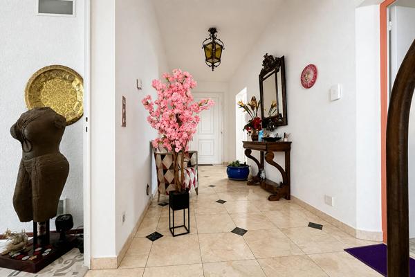 Cette grande maison individuelle de 6 pièces et d'environ 200m2 habitables offre un cadre de vie rare à Villeneuve-sur-Lot, avec un vaste terrain d'environ 1400 m2 et une piscine couverte. Elle se situe à proximité du centre-ville tout en profitant d'un , Villeneuve sur lot