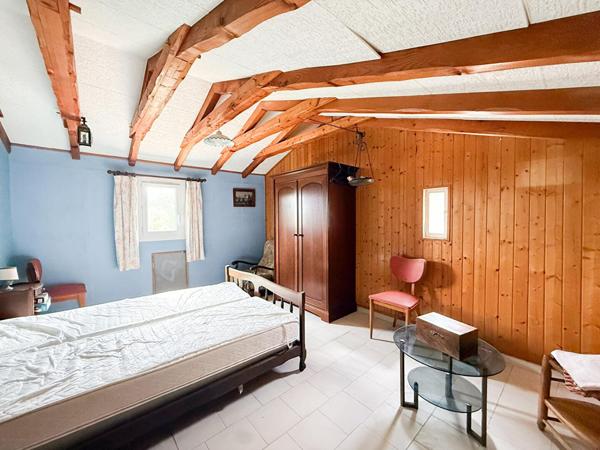 Maison à vendre à Mimet - 4 pièces , studio et garage sur 4000m² de terrain au grand calme.